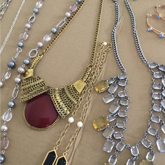 Large Lot of Women’s Fashion Jewelry (Pre-owned) - Picture 6 of 12